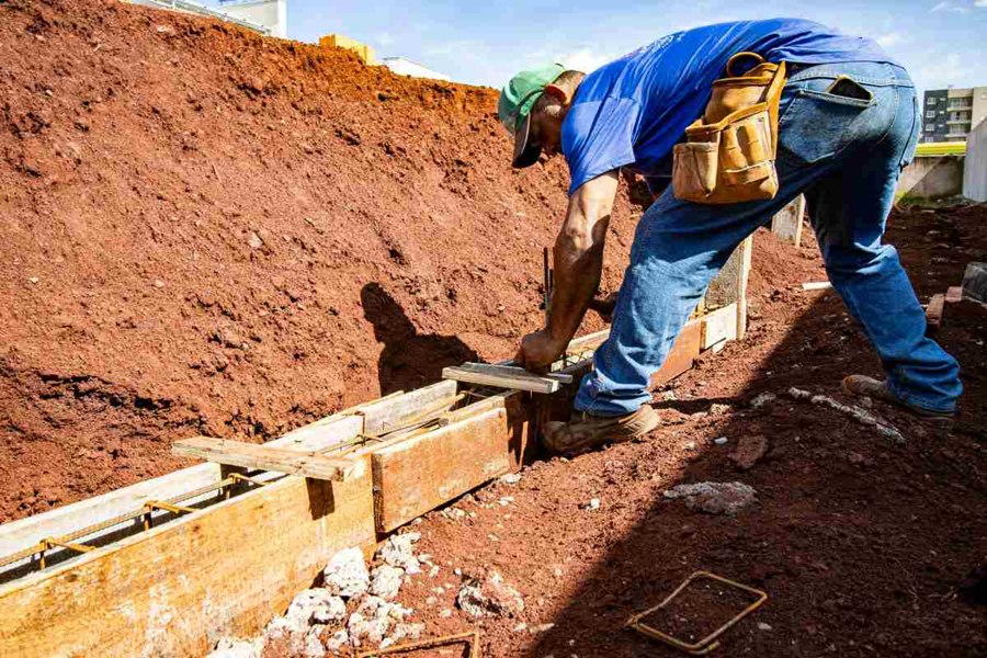 Muncitor la fundatia casei